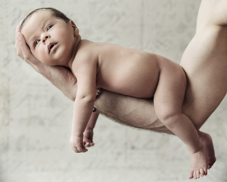 Geburtsschäden - Rechtsanwalt Medizinrecht Düsseldorf Mann hält Baby auf seinem Arm